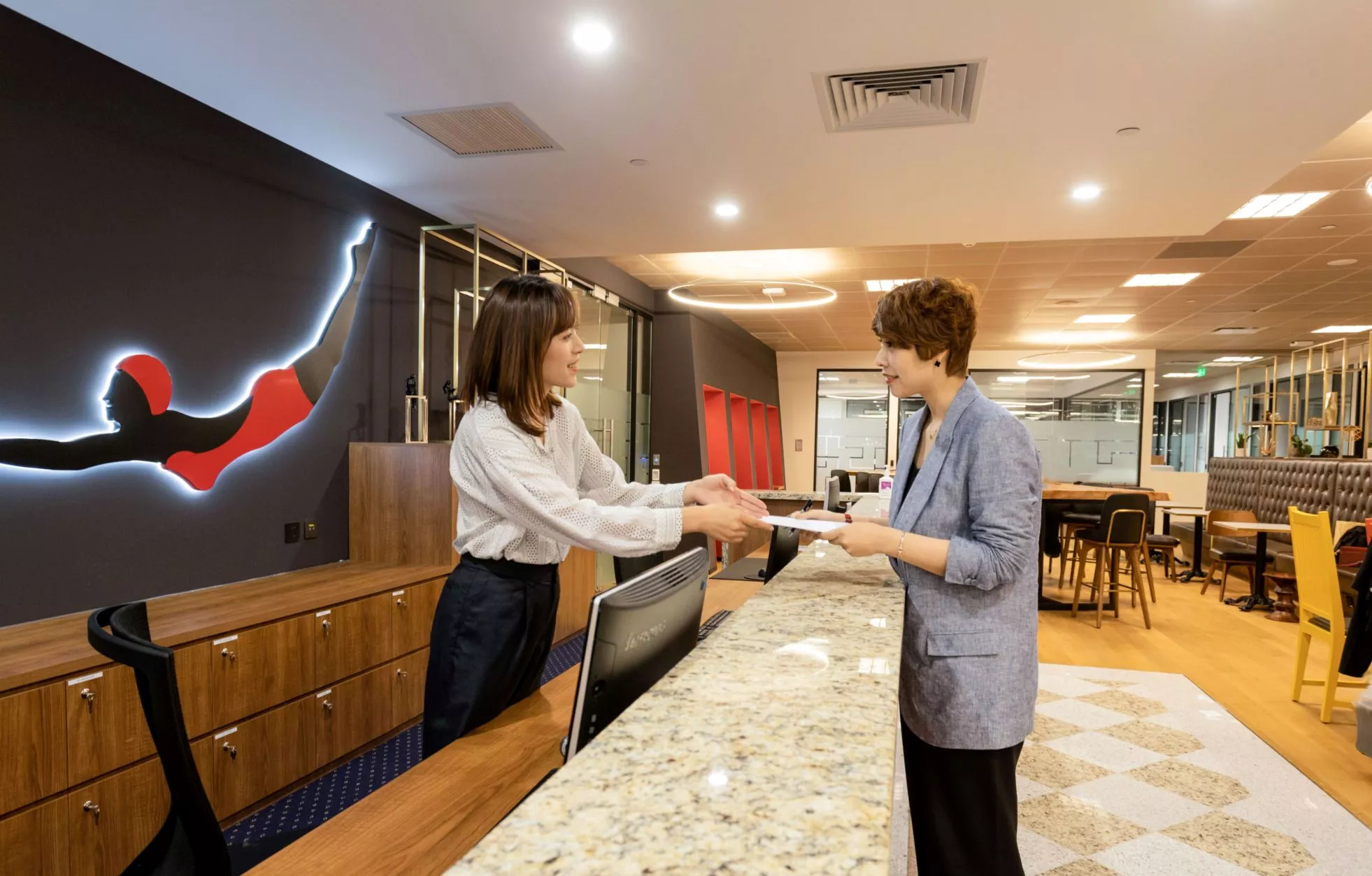 世服宏图中国上海博华广场提供经过专业培训的专属秘书服务，高效协助客户处理各类文件事务。